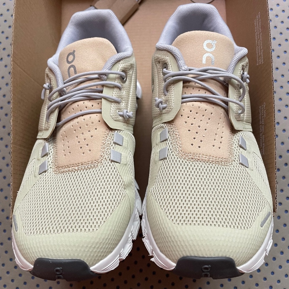 On cloud sneakers size 7 women’s